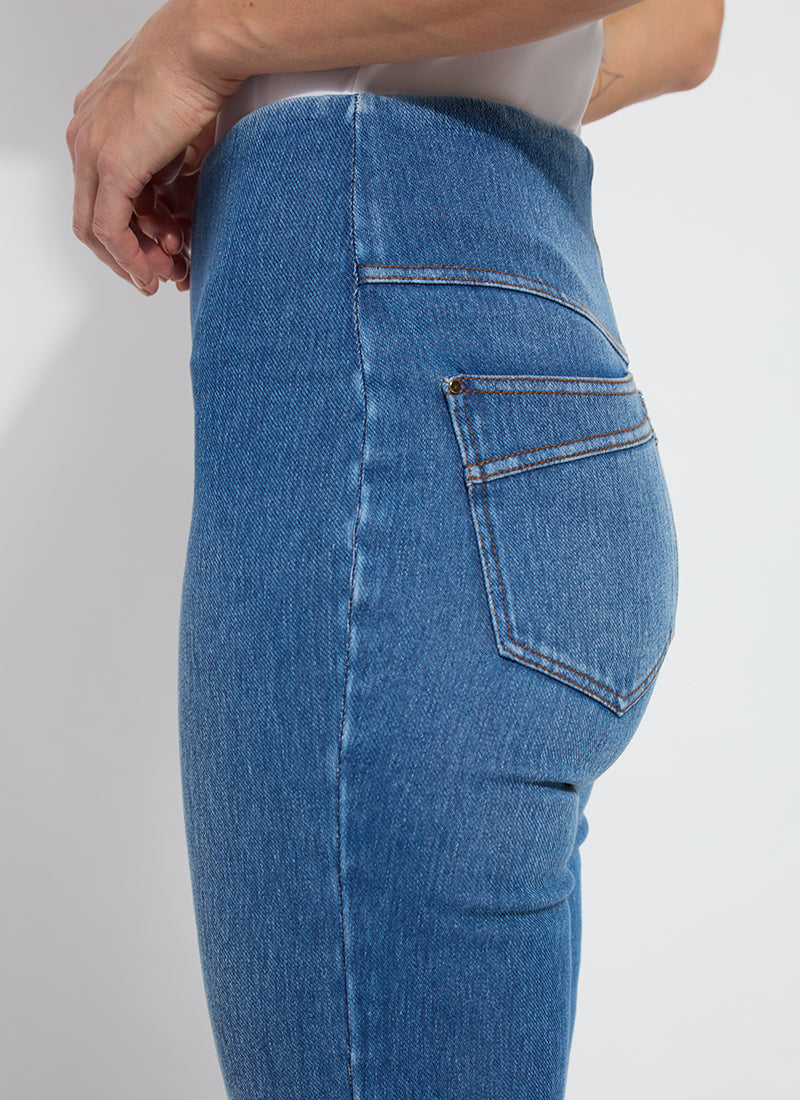 Dara Seamed Hem Crop Denim in Mid Wash